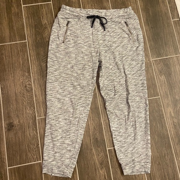 Hollister - Cropped Heather Grey Jogger Pants with Zipper pockets - Picture 1 of 7
